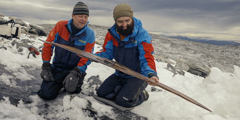 Il ritrovamento di uno sci di 1.300 anni da parte degli archeologi Espen Finstad, a sinistra, e Julian Post-Melbye, nell'ice patch di Digervarden, in Norvegia, nel 2018 (Andreas Christoffer Nilsson, secretsoftheice.com)