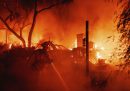 Nel sud della California 2 persone sono morte a causa di un grande incendio boschivo