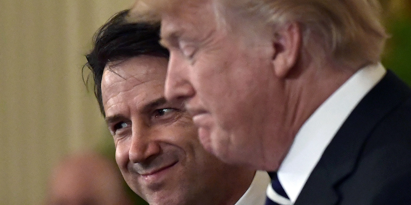 Il presidente degli Stati Uniti Donald Trump, a destra, e il primo ministro Giuseppe Conte, a sinistra, durante una conferenza stampa nel 2018 (AP Photo/Susan Walsh)