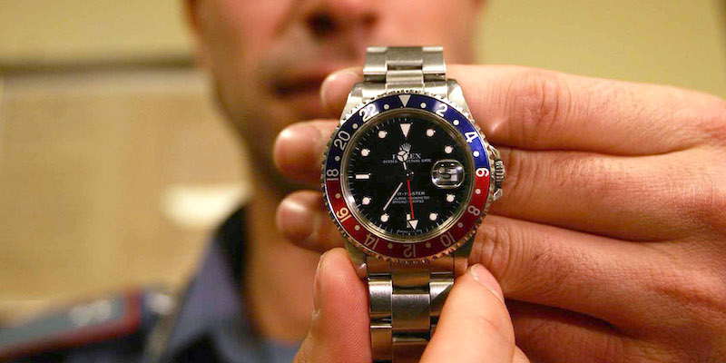 Un carabiniere mostra un Rolex rubato e poi recuperato (foto luca zennaro/Ansa)