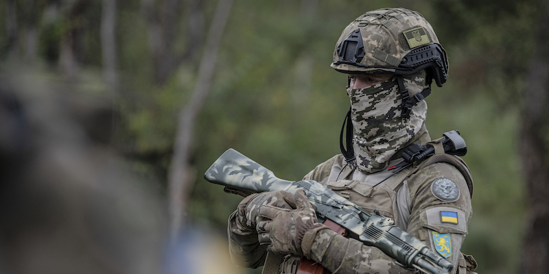 Un volontario dell'unità cecena, nei pressi di Kiev (AP Photo/Andrew Kravchenko)