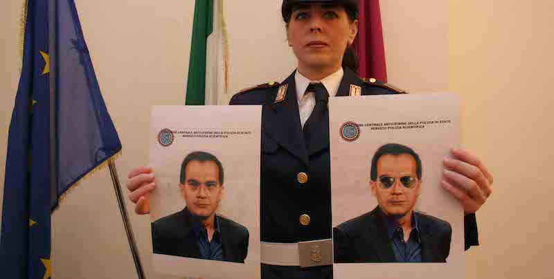 Una poliziotta, a Palermo, mostra l'identikit di Matteo Messina Denaro (ANSA/FRANCO LANNINO/DRN)