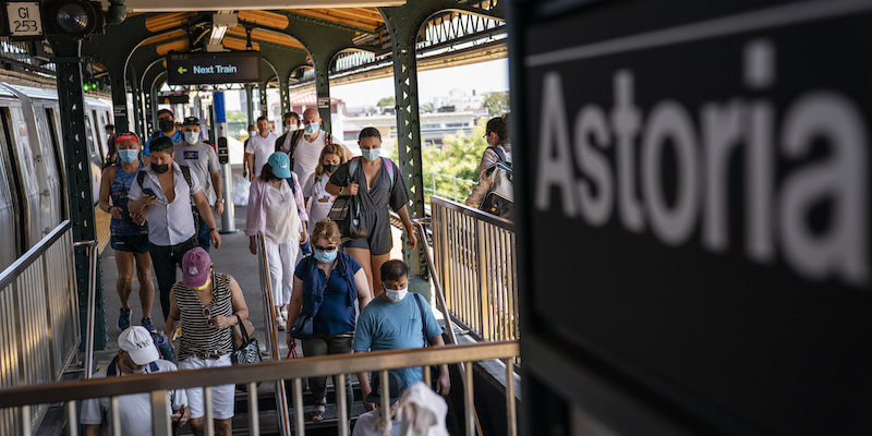 Persone alla fermata della metro di Astoria, a New York (AP Photo/John Minchillo)