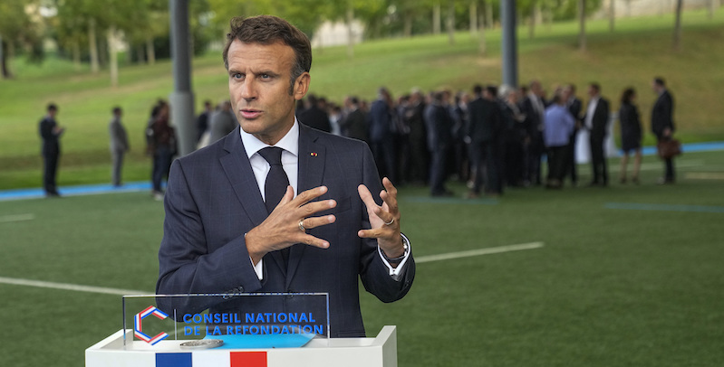 Emmanuel Macron al Centre national du rugby di Marcoussis prima dell'inizio dell'incontro del CNR, 8 settembre 2022 (AP Photo/Michel Euler, Pool)