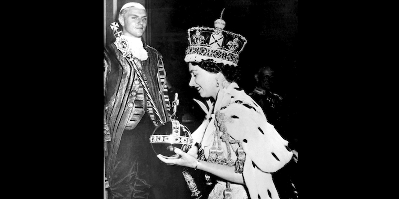 La regina Elisabetta II dopo l’incoronazione all’abbazia di Westminster, Londra, 2 giugno 1953
(AP Photo/File)