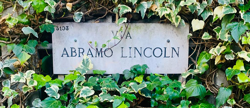 La targa di una via di Milano, dedicata ad Abraham Lincoln (foto Stefania Conte)