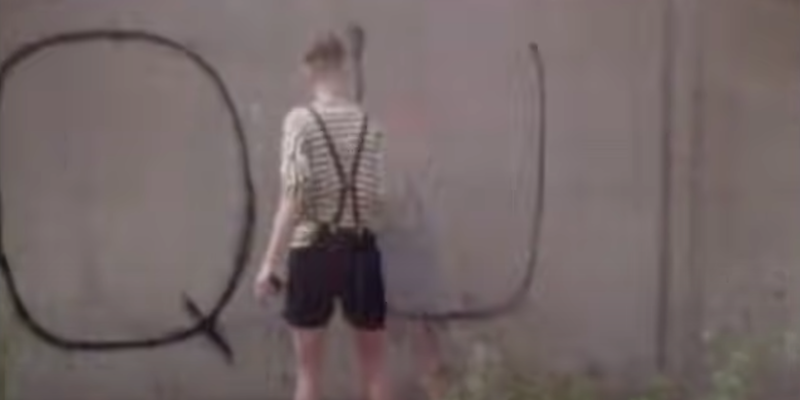 Un ragazzo scrive «The queen is dead» su un muro nel video della canzone degli Smiths girato da Derek Jarman