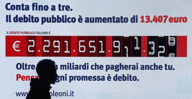 Il contatore del debito pubblico dell'Istituto Bruno Leoni alla stazione Termini di Roma (Vincenzo Livieri - LaPresse)