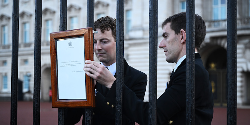 Il comunicato della morte della regina appeso al cancello di Buckingham Palace (Leon Neal/Getty Images)