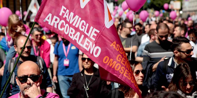 Un corteo dell'associazione Famiglie Arcobaleno a Milano, nel 2016 (ANSA/MOURAD BALTI TOUATI)