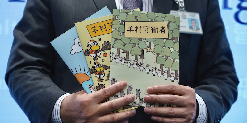 I libri sui quali si è espresso il giudice di Hong Kong (AP Photo/Vincent Yu, File)