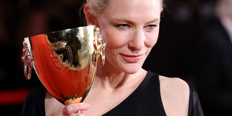 Cate Blanchett con la Coppa Volpi alla miglior attrice (Andreas Rentz/Getty Images)