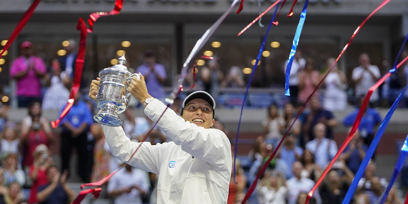 La tennista polacca Iga Swiatek con in mano il trofeo della finale femminile degli US Open (AP Photo/Frank Franklin II)