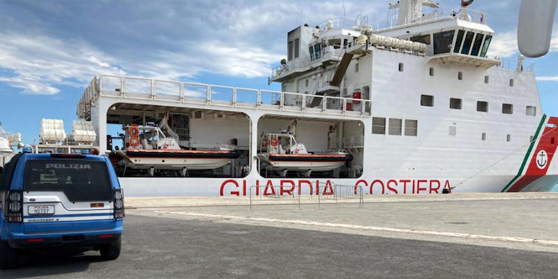 La nave Diciotti della Guardia costiera a Pozzallo (ANSA/NPK)
