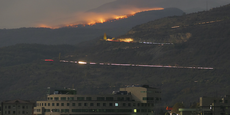Una foresta brucia nel Nagorno-Karabakh dopo alcuni bombardamenti, durante gli scontri del 2020 (AP Photo/File)