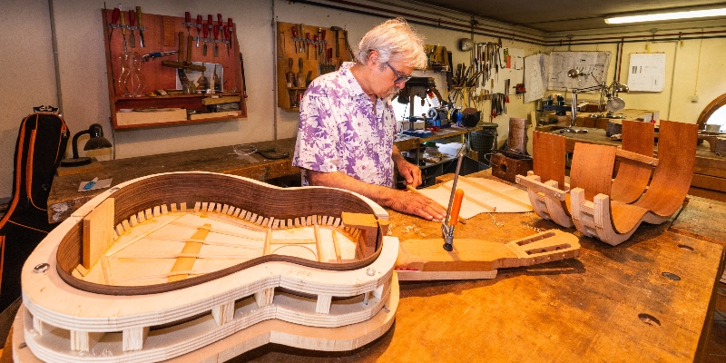 Un liutaio al lavoro a Pieve di Cento, vicino a Bologna (Giacomo Fè)