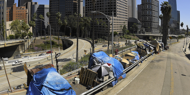 Tende di persone senza dimora in mezzo alle strade di Los Angeles, il 21 maggio 2020 (AP Photo/Mark J. Terrill, File, La Presse)