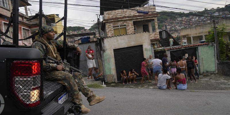 Un'operazione di polizia nella favela Vila Cruzeiro, a Rio de Janeiro. (AP Photo/Silvia Izquierdo)