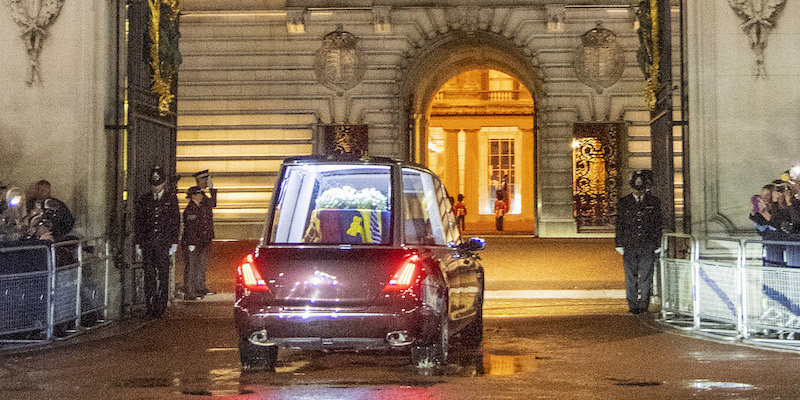 Il carro funebre arriva a Buckingham Palace 
(Jeremy Selwyn - WPA Pool/Getty Images)