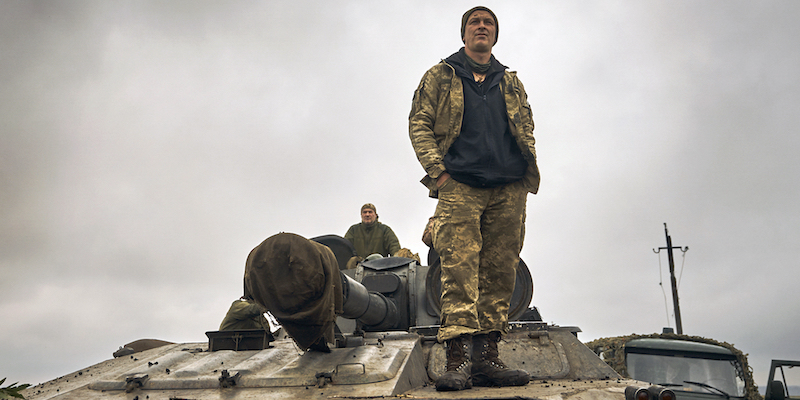Un soldato ucraino in piedi su un carro armato nella regione di Kharkiv, liberata dalle forze russe (AP Photo/Kostiantyn Liberov)