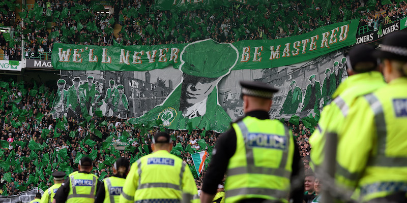 Uno striscione del Celtic esposto durante l'Old Firm dello scorso maggio (Ian MacNicol/Getty Images)