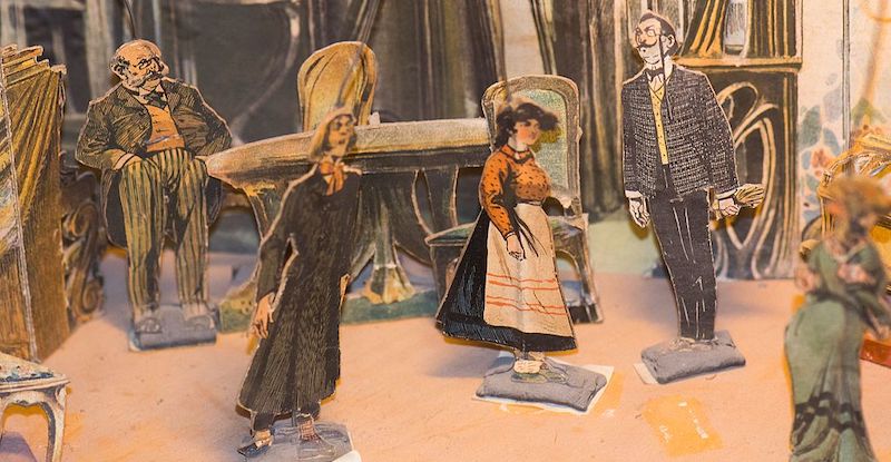 Un teatrino di carta fotografato al museo del giocattolo di Bruxelles (Wikimedia Commons)