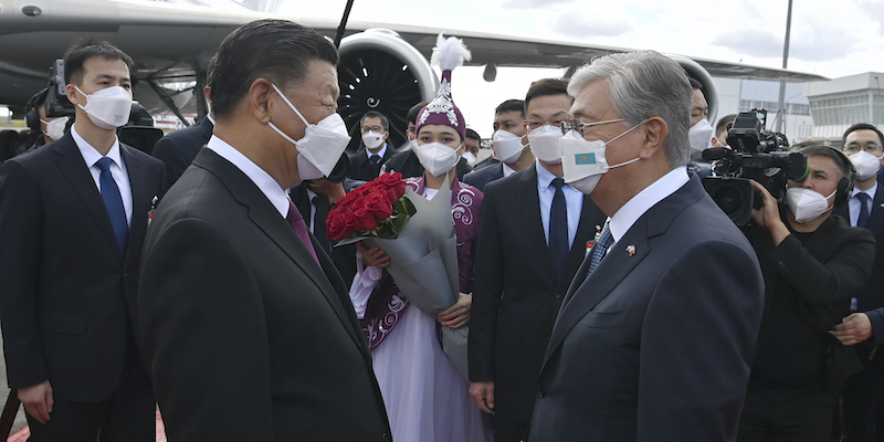 Il presidente cinese Xi Jinping, a sinistra, e il presidente kazako Kassym-Jomart Tokayev (Kazakhstan President press-service via AP)