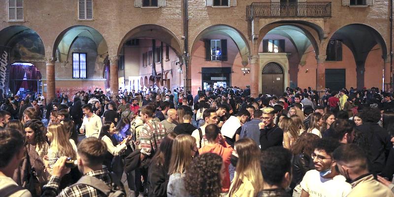 Studenti in piazza Verdi a Bologna (Guido Calamosca/LaPresse)