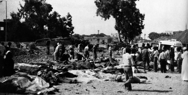 Alcuni dei pochi sopravvissuti di Sabra e Shatila, Libano, 19 settembre 1982 (LaPresse)