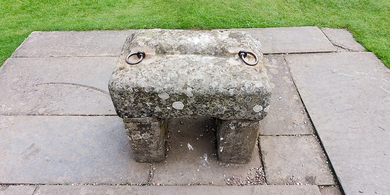 Una replica della pietra dell'Incoronazione vicino al palazzo di Scone, in Scozia (Wikimedia Commons)