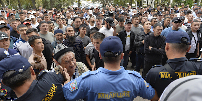 Alcuni kirghizi manifestano per chiedere al governo di poter raggiungere le zone degli scontri col Tagikistan, Bishkek, Kirghizistan, 16 settembre 2022 (AP Photo/Vladimir Voronin)