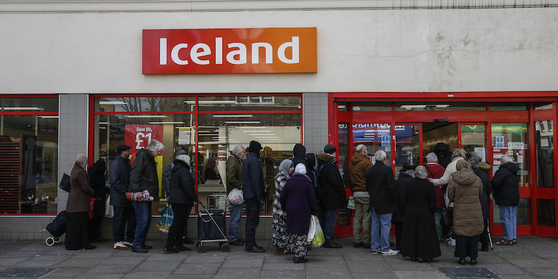 Un supermercato della catena britannica Iceland durante uno dei primi lockdown per il coronavirus, il 21 marzo 2020, a Londra (Hollie Adams/Getty Images)