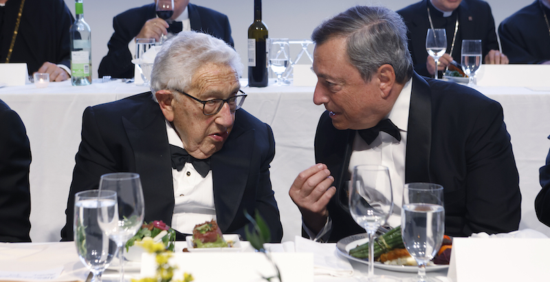 Henry Kissinger e Mario Draghi (Jason DeCrow/AP Images for Appeal of Conscience Foundation)