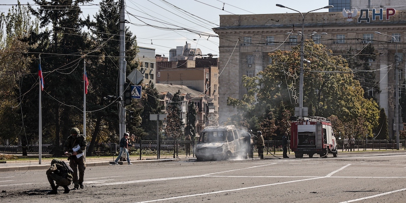 Un veicolo bruciato in una strada di Donetsk, nell'est dell'Ucraina, il 17 settembre 2022 (AP Photo/Alexei Alexandrov, LaPresse)