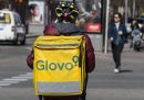 In Spagna la società di consegne a domicilio Glovo è stata multata per 79 milioni di euro per non aver messo in regola i "rider"