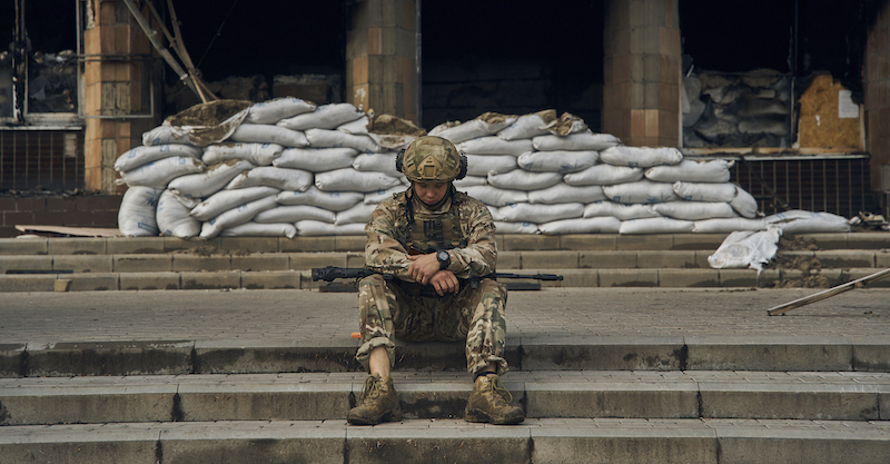 Un soldato ucraino a Izyum dopo la grossa controffensiva delle scorse settimane (AP Photo/Kostiantyn Liberov) 