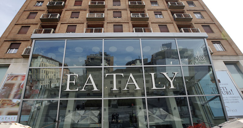 L'ingresso del punto vendita di Eataly a Milano (AP/Luca Bruno)