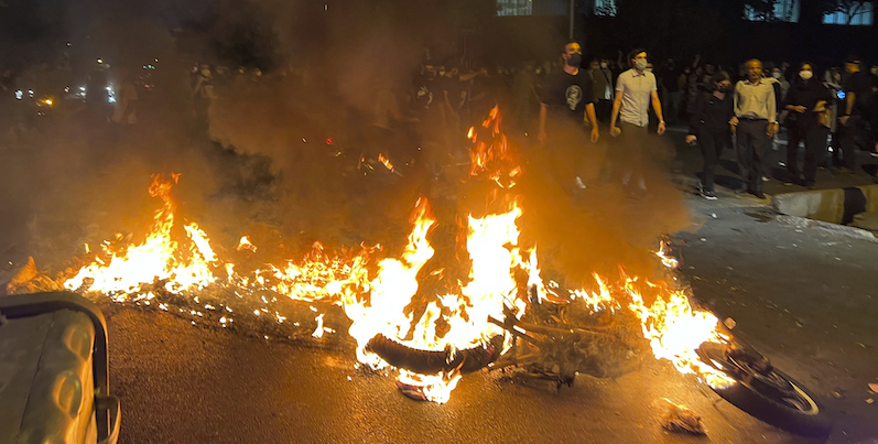 L'incendio di una motocicletta durante le proteste a Teheran (AP Photo)