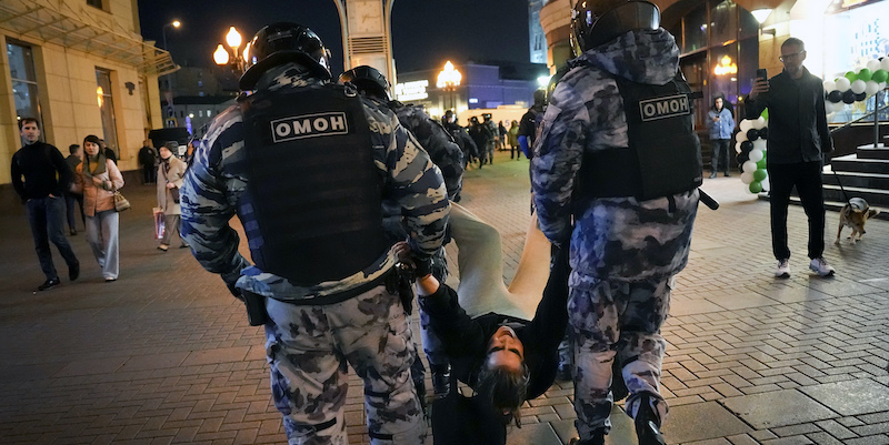 Una manifestante arrestata dalla polizia durante le proteste a Mosca (AP Photo/Alexander Zemlianichenko)