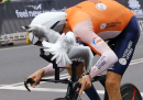 L'attacco di un gabbiano a Bauke Mollema durante i Mondiali di ciclismo