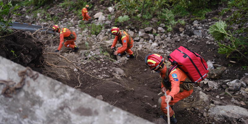Nel sud-ovest della Cina un uomo che risultava disperso da 17 giorni a causa di un terremoto è stato trovato e soccorso
