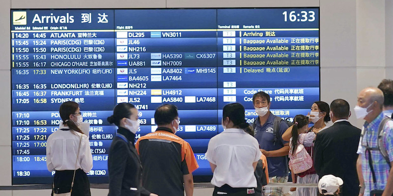 Alcune persone con la mascherina in un aeroporto giapponese (Kyodo News via AP)