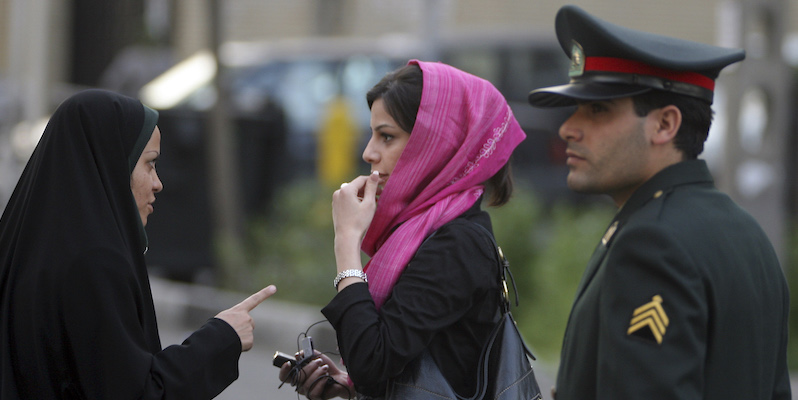 Un controllo della polizia religiosa a Teheran (Photo by Majid Saeedi/Getty Images)