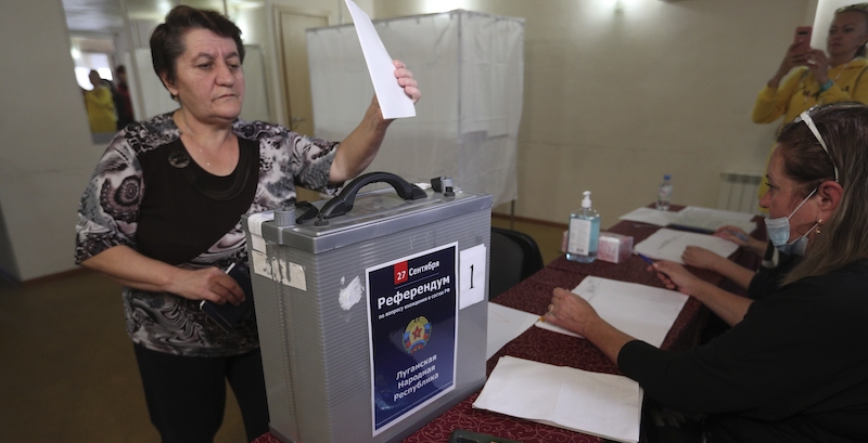Una donna originaria della regione di Luhansk vota in un seggio allestito nella città russa di Volgograd (AP Photo)