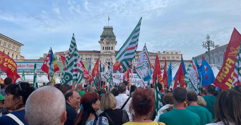 Una manifestazione in sostegno dei lavoratori della Wärtsilä a Trieste, il 3 settembre
(ANSA/ ALICE FUMIS)