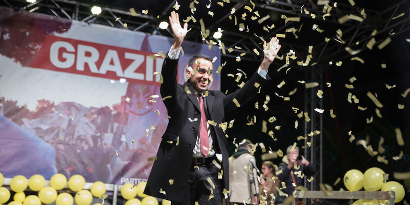 Luigi Di Maio a Pomigliano d'Arco (Napoli) festeggia le elezioni del 2018 (ANSA)
