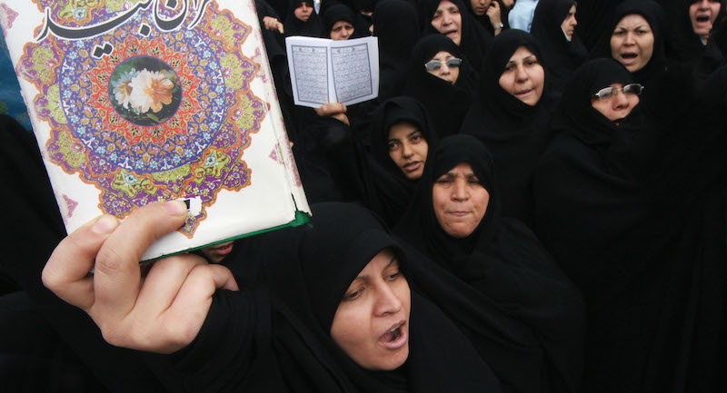 Una manifestazione di donne iraniane vicine al regime teocratico nel 2005 (Majid/Getty Images)