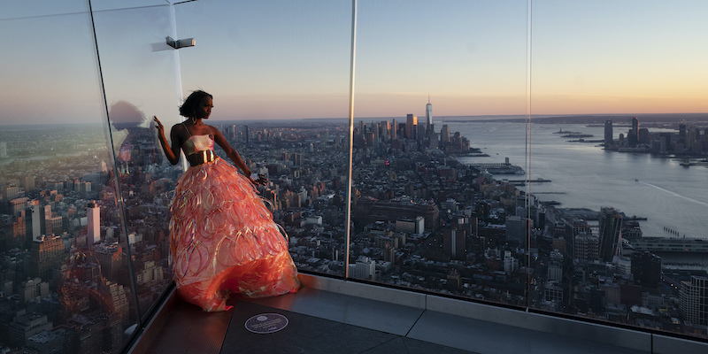 La modella Aeon Elliott durante uno shooting a Manhattan nel 2021 (AP Photo/Mark Lennihan)
