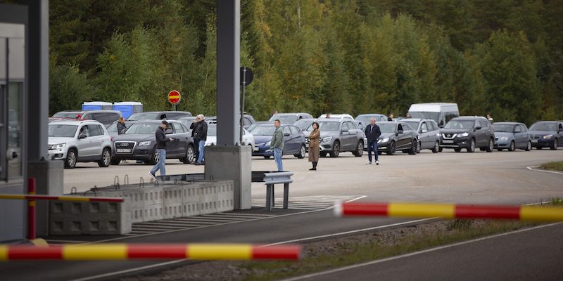 Automobili in coda al confine tra Russia e Finlandia alla dogana di Vaalimaa, venerdì 23 settembre (Sasu Makinen/ Lehtikuva via AP)