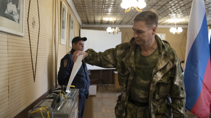 Un soldato vota a Luhansk (AP Photo)